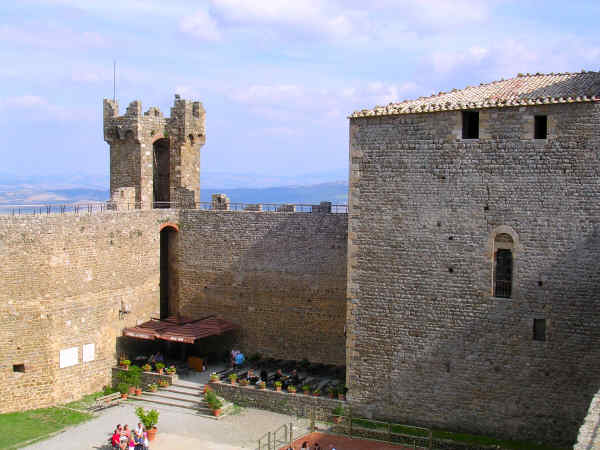 Le mura interne della Fortezza di Montalcino